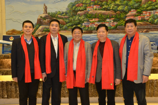 仟億達(dá)集團(tuán)董事長鄭兩斌（左一）、陜西廈門商會會長陳信雄（左二）、與廈門市人原副主任汪興裕（正中）、廈門駐京辦主任王飛（右二）廈門企業(yè)商會會長蔣清林（右一）