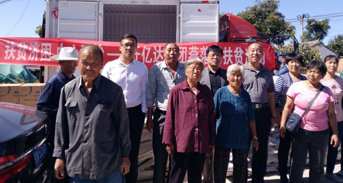 仟億達集團候總(排右四)、諶應書記(排右三)與當地村民合影